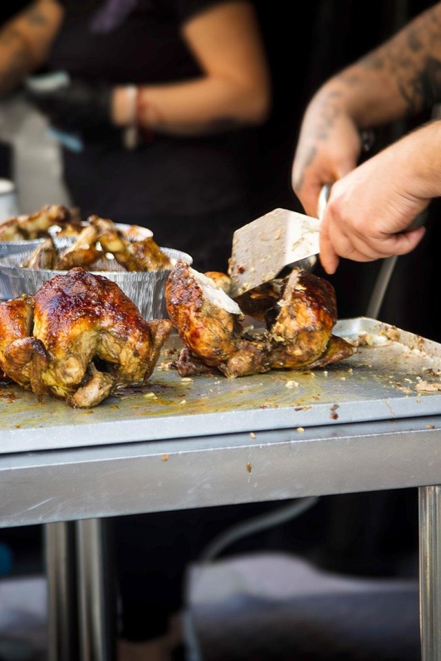 Puesto ambulante de pollos asados