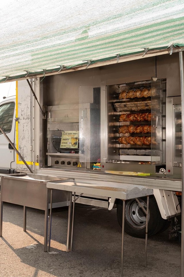 Puesto ambulante de pollos asados
